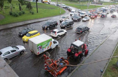 Mưa kéo dài gây ngập lụt tại Kiev