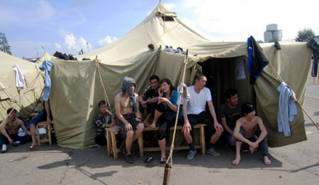 Nga lắp trạm giặt và sạc điện thoại cho trại tạm giữ người Việt