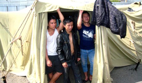 Đại sứ quán Việt Nam chuyển gần 200 hộ chiếu cho người di cư tại trại lều ở Matxcova