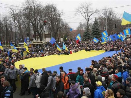 Một cuộc đụng độ lớn giữa cảnh sát và người biểu tình khiến hàng trăm người bị thương ở thủ đô Kiev
