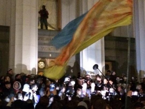 Chiến binh đảng cực hữu Ukraine tấn công nhà Quốc hội