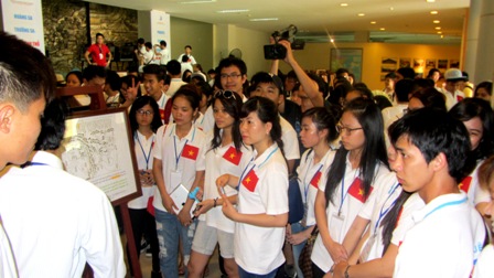 Gần 200 kiều bào trẻ tiếp cận tư liệu về chủ quyền Việt Nam