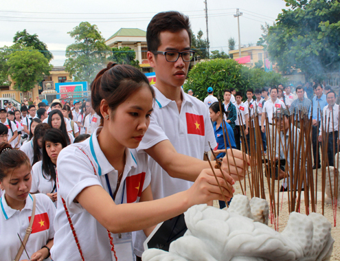 Thanh niên Việt kiều đến với quê hương Hải đội Hoàng Sa