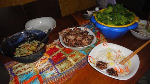 Vợ người Brazil yêu chồng, nấu món Việt