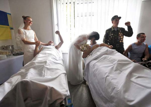 Đám cưới trên giường bệnh của quân nhân Ukraine