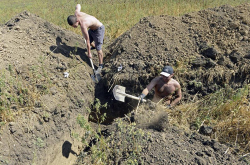 Người dân Ukraine đào hào ngăn phiến quân