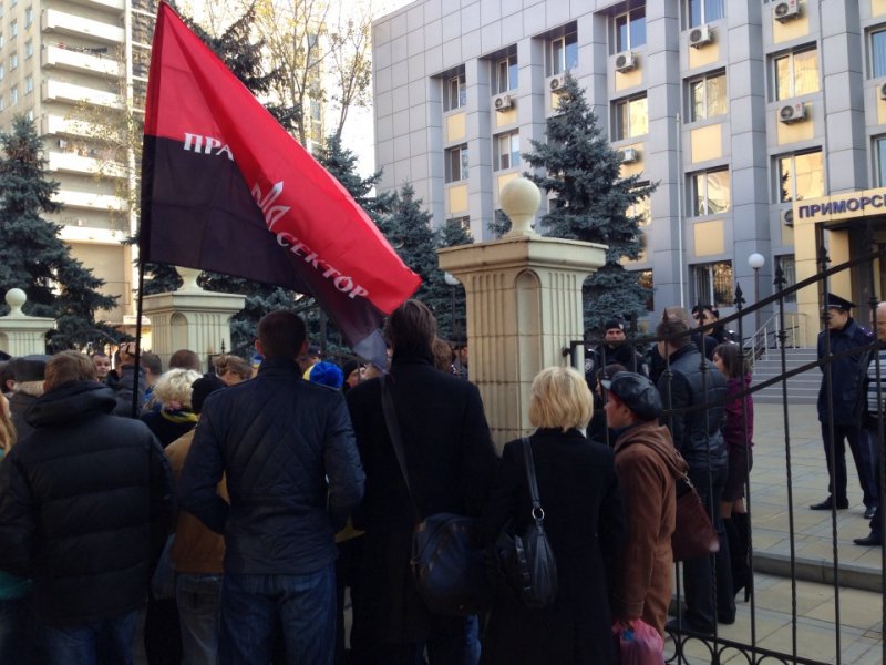 Những thành viên tích cực “Pravoi cektor” phá cổng tòa nhà tòa án quận Primorski.