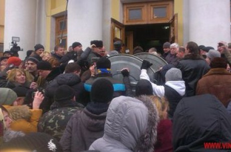 Biểu tình nổi loạn tại quê hương của tổng thống Poroshenko tỉnh Vinhisa: Lật đổ chính quyền địa phương