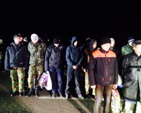 Tại Donetsk 7 binh sĩ quân đội Ukraine cùng với xe bị bắt làm tù binh