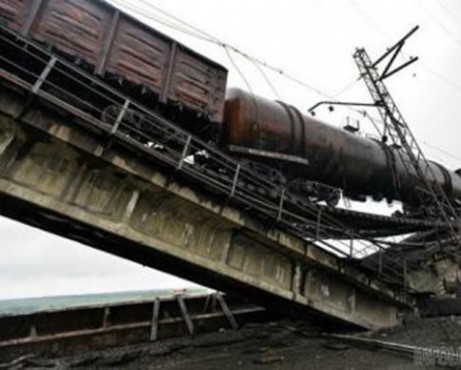 Cây cầu dùng cho đường sắt tại tỉnh Zaporoze bị đánh sập bởi 100 kg thuốc nổ