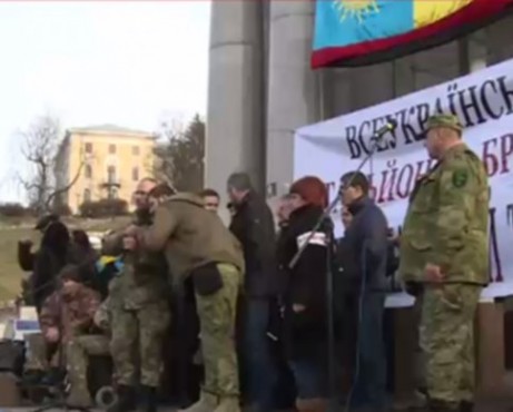 Các binh sĩ thuộc các tiểu đoàn tình nguyện tới quảng trường Maidan đòi phế truất tổng thống Poroshenko