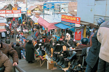 Tại Khmenhiski, do tình hình giá ngoại tệ không ổn định nên quá nửa các cửa hàng tại chợ đóng cửa