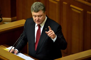 Poroshenko tin tưởng rằng, sắp tới Ngân hàng trung ương và chính phủ Ukraine sẽ dỡ bỏ lệnh cấm người dân tự do rút tiền gửi tiết kiệm