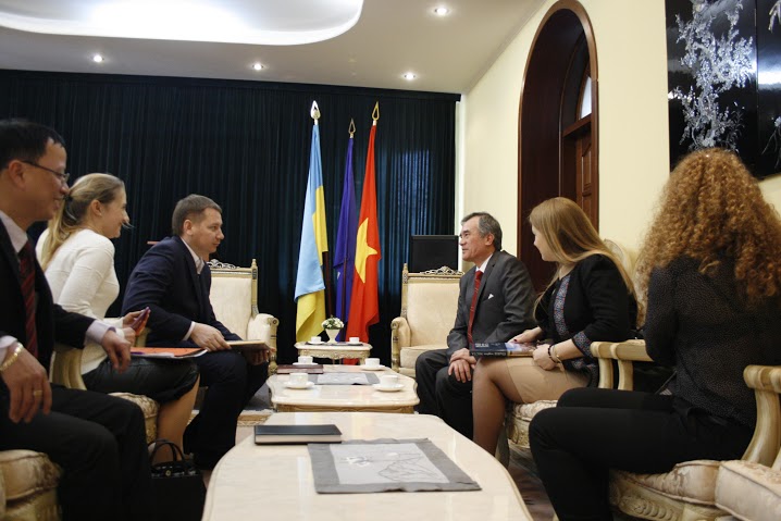 Đại sứ nước ta tại Ucraina Nguyễn Minh Trí tiếp trưởng nhóm Nghị sỹ hữu nghị với Việt Nam