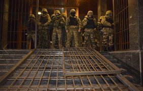 Lực lượng bảo vệ tại công ty “ Ukrnafta “ nhận được lệnh phải từ bỏ vũ khí