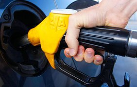 Những người dân có xe hơi tại Ukraine được khuyên nên dự trữ xăng dầu.