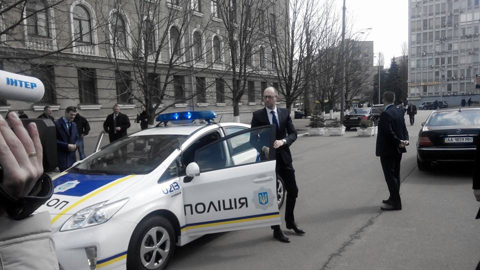 Yashenhuk và Avakov tuần tra thủ đô Kiev trên xe cảnh sát mới