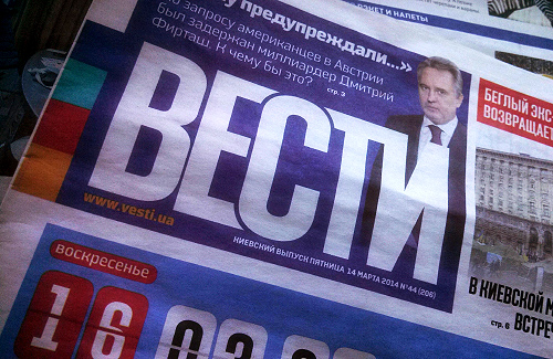Các thành viên tích cực của “ Pravoi Sektor” đánh đập các nhân viên của báo “ Vesti”