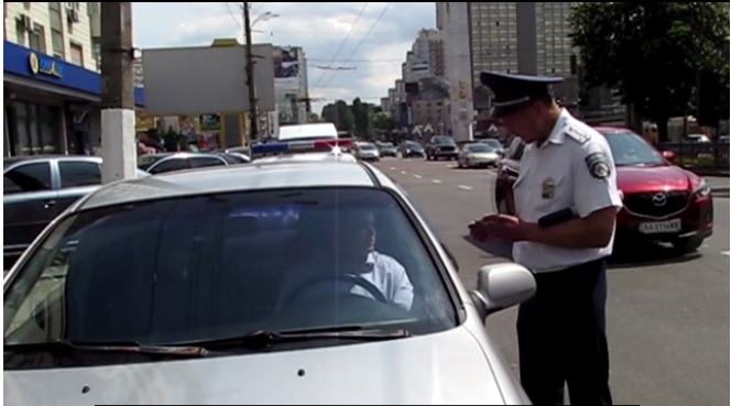 Tại Ukraine các lái xe có thể trả phạt tại chỗ như thế nào.