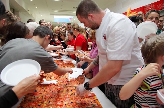 Người dân Odessa được chứng kiến và thưởng thức chiếc bánh Ý lớn nhất Ukraine