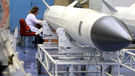Nga nối lại việc sản xuất tên lửa S-300 vì Iran
