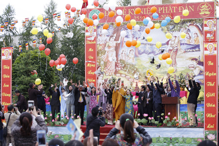 Hình ảnh Đại lễ Phật đản 2015 và Lễ cầu siêu cho anh linh liệt sỹ tại chùa Trúc Lâm Kharkov