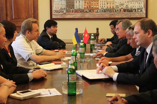 Đoàn công tác của Đại sứ quán và cộng đồng người Việt Ucraina đến thăm và làm việc tại tỉnh Lvov