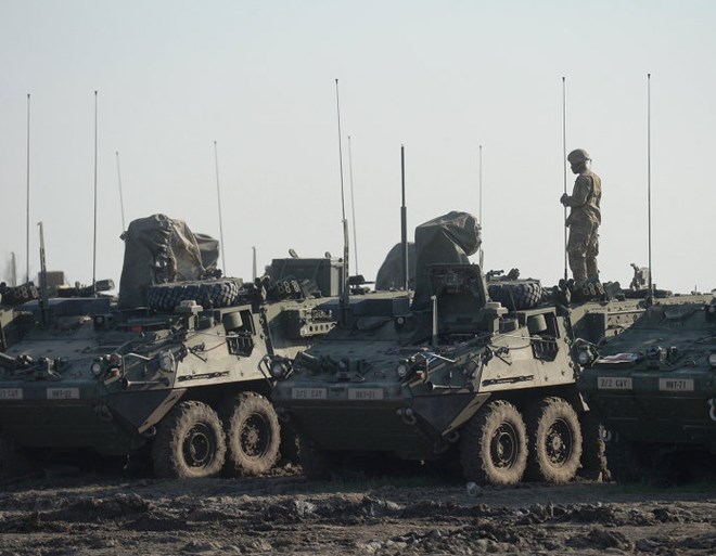 Xe quân sự của Mỹ xếp hàng dài tiến vào lãnh thổ Ukraine