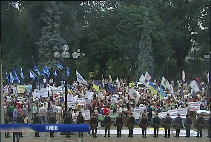 Người dân Kiev biểu tình trước tòa nhà quốc hội đòi giảm giá dịch vụ nhà ở