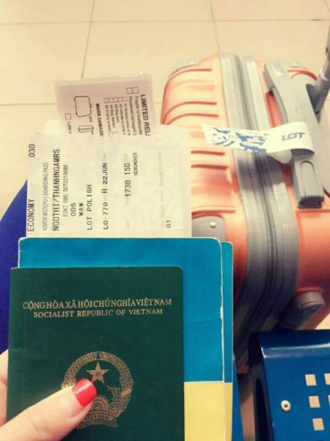 Để tiền trong hộ chiếu, một người Việt bị bắt tại sân bay