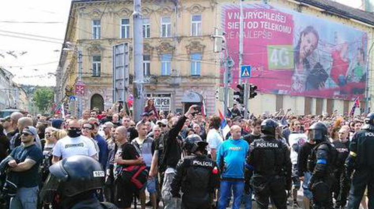 Hàng ngàn người Slovaki đổ ra đường biểu tình đập phá xe