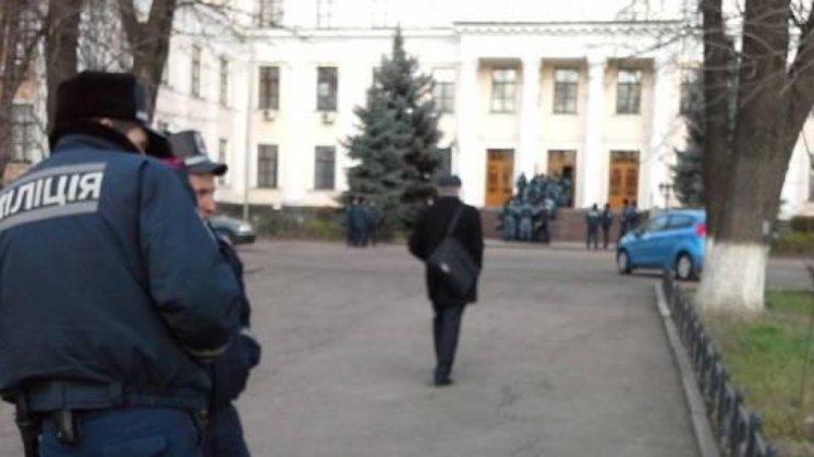 Các nhân viên thực thi pháp luật đang tiến hành chiến dịch đặc biệt tại Bộ giáo dục và khoa học Ukraine.