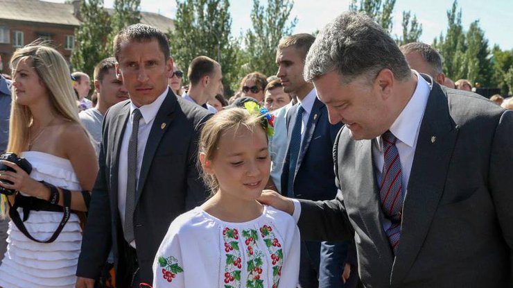 Poroshenko hứa cho Donbass có quyền sử dụng hai ngôn ngữ.