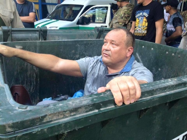 Đại biểu Hội đồng thành phố Odessa bị đổ phẩm xanh, rắc bột và bị ném vào thùng rác