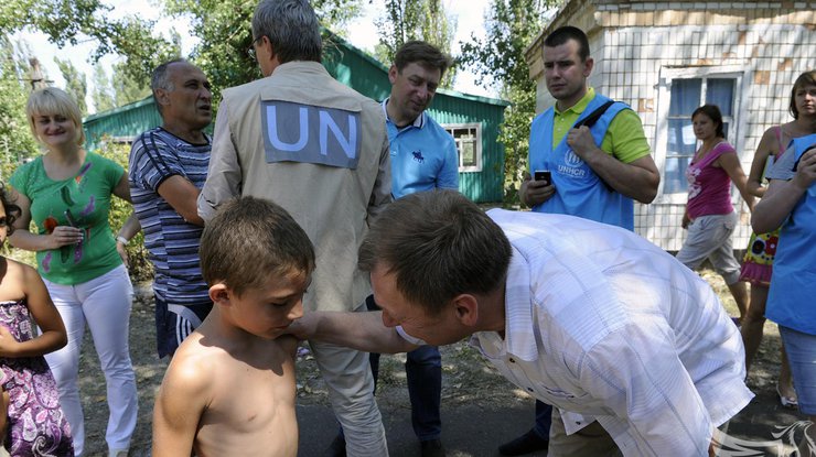 Liên hợp quốc bắt đầu phân phát tiền cho những người dân Donbass