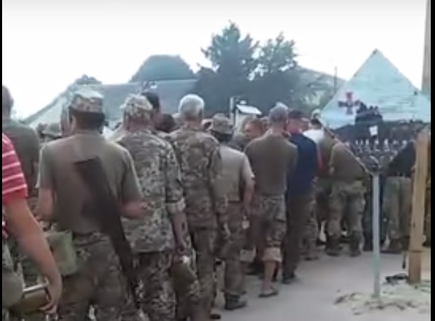 Nuôi dưỡng trong doanh trại quân đội Ukraine: Xếp hàng dài và món súp không có thịt