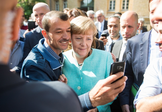 Thủ tướng Đức Merkel chụp ảnh “ tự sướng” với những người tỵ nạn