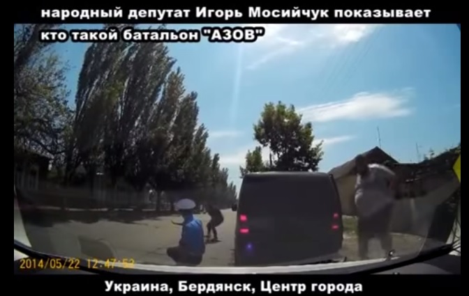 Video gây sốc trên mạng: Đại biểu quốc hội Ukraine Mosiichuk bắt công an quỳ gối