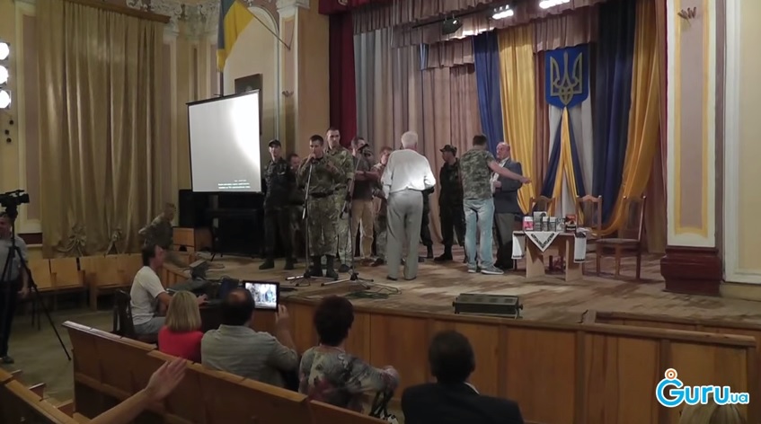 Cựu thư ký của Cựu tổng thống Ukraine Kuchma bị dội tiết lợn và bị đá đít trước mặt các học sinh phổ thông ( video)