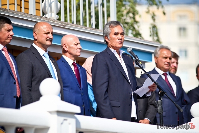 Đại sứ nước ta tại Ucraina Nguyễn Minh Trí tham dự lễ kỷ niệm ngày quốc tế vì hòa bình tại thành phố Krementchuk, Ucraina