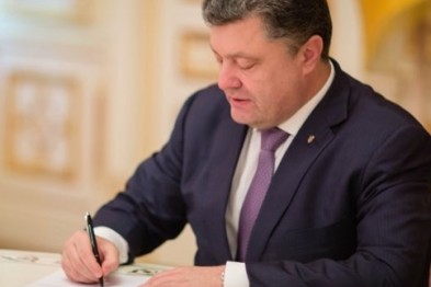 Tổng thống Ukraine Poroshenko ký luật về thương mại điện tử