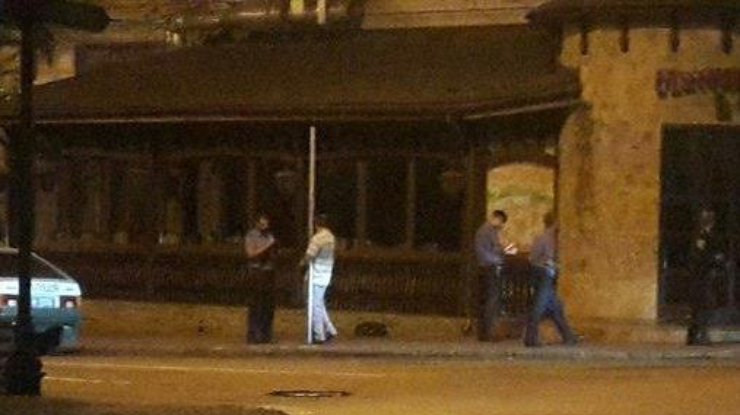 Tại Odessa, một kẻ cướp bị bắt và bị xích vào cột giữa phố
