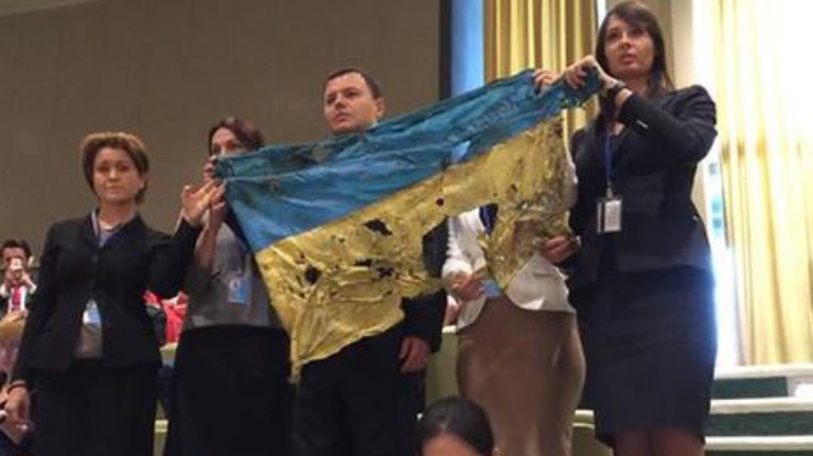 Phái đoàn Ukraine bị đuổi ra khỏi phòng họp của Liên hợp quốc vì lá quốc kỳ bị bắn nát