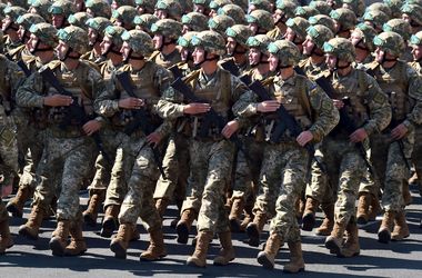Có thể chuyển phục vụ quân đội từ diện nghĩa vụ sang diện hợp đồng tại Ukraine: Các quân nhân được hưởng những chế độ gì?