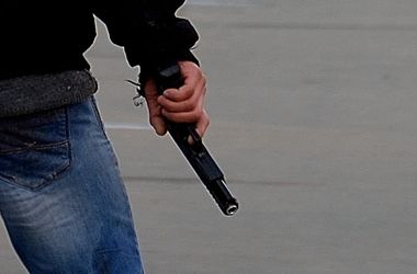 Tại Odessa, tên cướp định cướp súng của công an