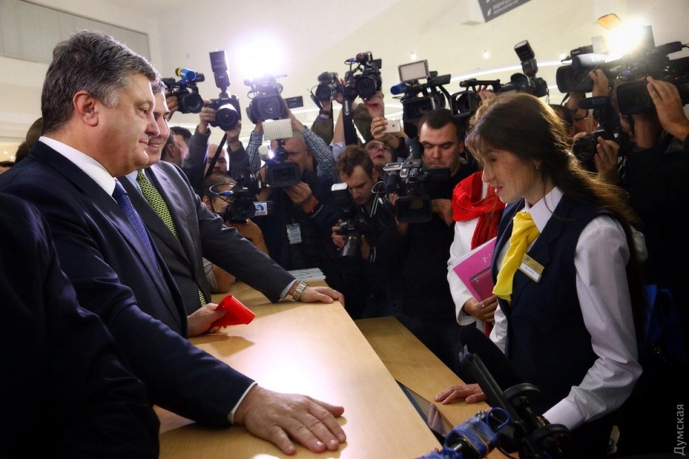 Tổng thống Ukraine Porosenko khai trương Trung tâm dịch vụ hành chính tại Odessa. Trong vòng 5 phút có thể nhận được hộ chiếu