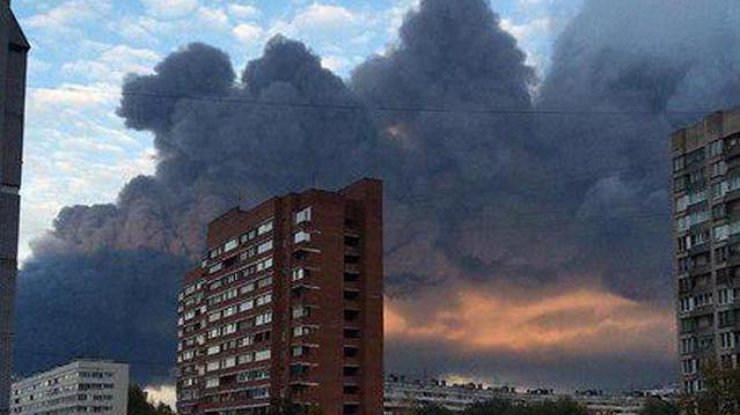 Đám cháy nhà kho phụ tùng xe hơi tại thành phố St Peterburg lan rộng hơn 10 ngàn m2