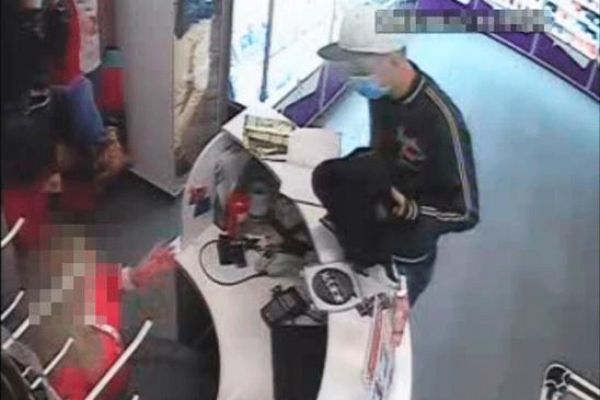 Công an Odessa bắt một sinh viên cướp cửa hàng điện thoại