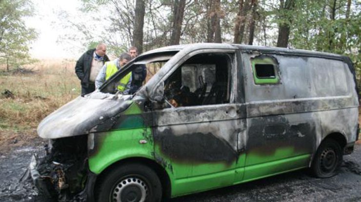 Chiếc xe ngân hàng PribatBank bị cướp đốt tại Chernhigov mất gần 15 triệu grivna