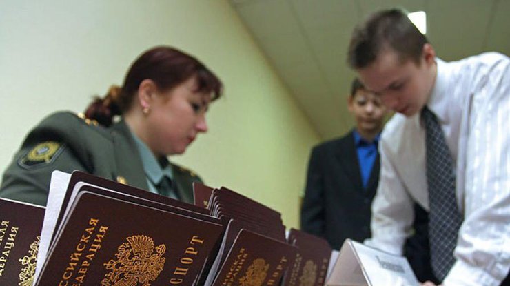 Ukraine đành chấp nhận việc cấp hộ chiếu Nga tại Crimea.